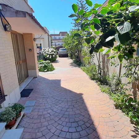 Ferienwohnung Comfy&Cozy Flat In Fiumicino Center Exterior foto